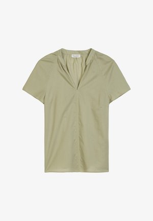 Blouse verte clair à manches courtes avec un décolleté en v, détails froncés sur les épaules et une texture de tissu lisse. Design minimaliste.