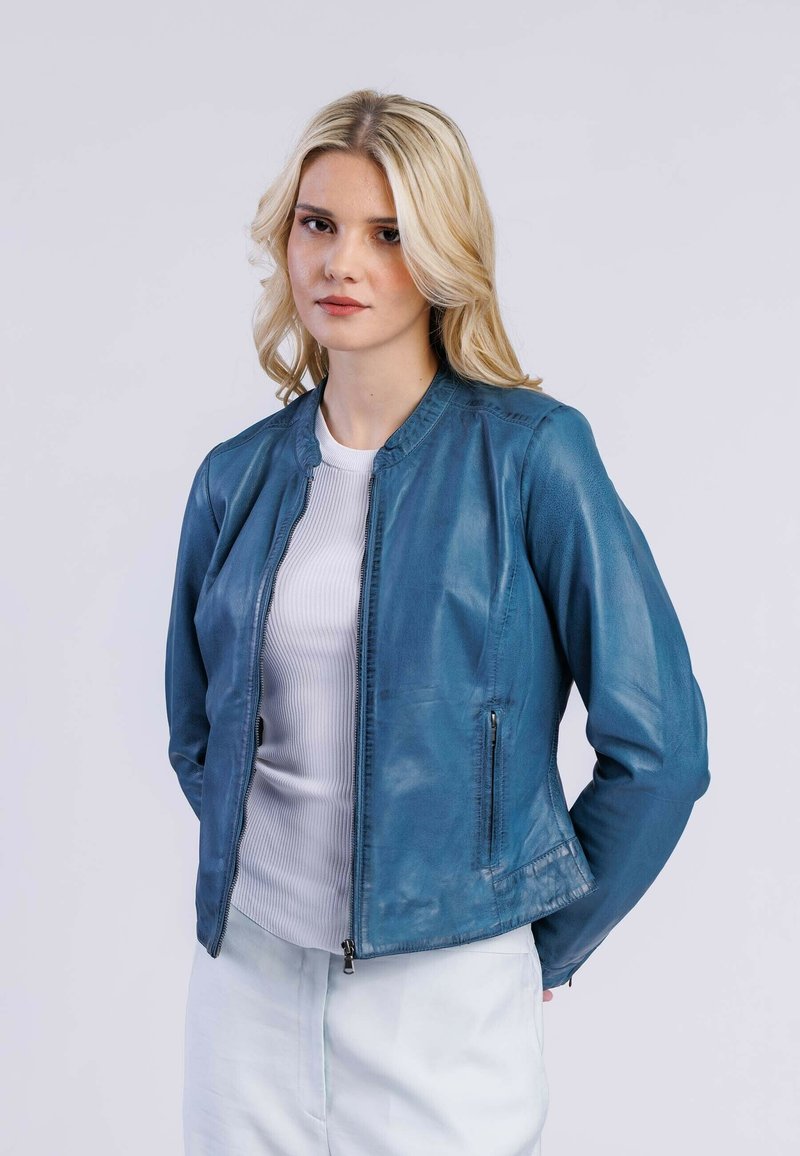 Veste en cuir bleu au design léger, fermeture éclair à l'avant, col côtelé et poches latérales. Texture lisse avec un éclat subtil.