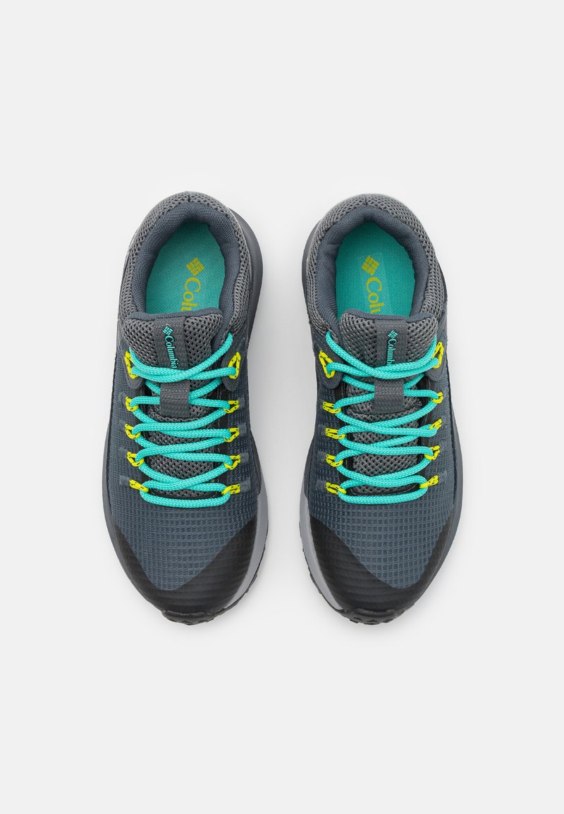 Szare buty sportowe z siateczkową cholewką, turkusowymi sznurowadłami i żółtymi akcentami. Posiadają teksturowaną podeszwę oraz wyściełany kołnierz dla wygody.