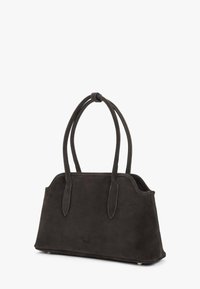 Ciemnobrązowa zamszowa torebka z dwoma długimi, zaokrąglonymi uchwytami i lekko zakrzywioną górną krawędzią, stojąca na metalowych nóżkach na białym tle.