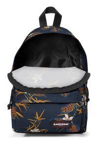 Marinblå ryggsäck med blommiga och bladmönster, i tygmaterial, justerbara axelremmar, framficka och en slät, ljusfärgad foder.