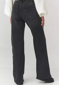 Czarnie dżinsy o wysokim stanie z szerokimi nogawkami, z dwoma tylnymi kieszeniami i minimalnymi detalami szewnymi na gładkiej fakturze.