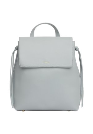 Zaino in pelle grigio chiaro con manico superiore, chiusura a patta, lacci laterali e piccolo logo dorato del marchio al centro davanti.