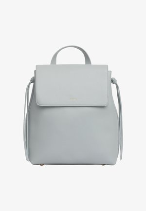Zaino in pelle grigio chiaro con manico superiore, chiusura a patta, lacci laterali e piccolo logo dorato del marchio al centro davanti.