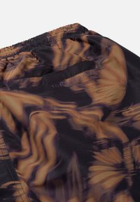 Zwarte shorts met een draaiend bruin abstract patroon, elastische tailleband en een achterzak met een subtiele logo. Lichtgewicht stof.