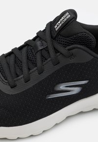 Skechers GO WALK BUNGEE - Tenisky - black/white