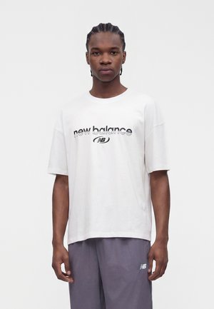New Balance, TRACKSIDE UNISEX - T-Shirt print - white