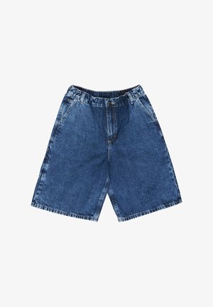 Harmaa lyhythihainen t-paita, jossa "ELEMENT CO."-painatus, yhdistetty sinisiin farkkushortseihin, mustiin sukkiin ja mustavalkoisiin tennareihin.