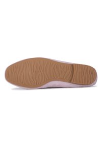 Roze nubuck instapschoen met een gestructureerde rubberen zool met een golfpatroon. De voorkant is glad, en het ontwerp is gestroomlijnd en minimalistisch.