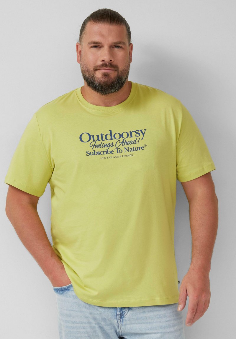 T-shirt en coton jaune à manches courtes et col rond, avec un graphique en texte bleu : "Amateur de plein air, Des émotions à venir ! Abonnez-vous à la nature."