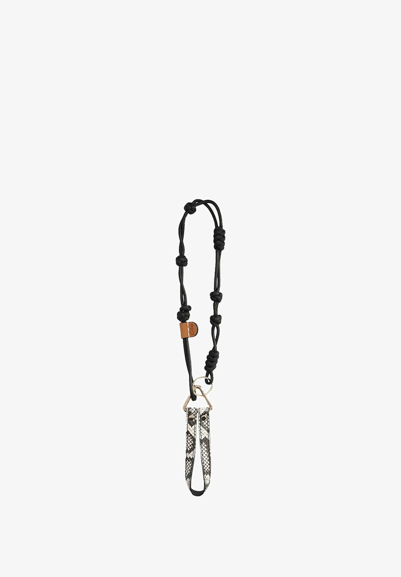 Zwarte paracord-lanyard met knopen, voorzien van een gestructureerde slangenprintband en een goudkleurige sleutelhanger. Afgewerkt met een glad leren detail.
