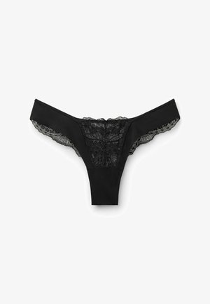 String noir avec un devant lisse et un dos en dentelle. Présente des motifs floraux complexes sur la dentelle pour le détail et la texture.