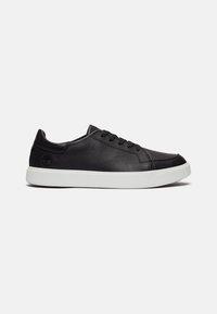 Zwarte leren sneakers met een gladde textuur, voorzien van zwarte veters, een witte rubberen zool en een klein, ingebrand logo aan de zijkant.
