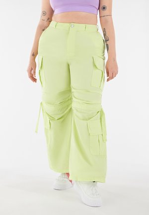 BRITNEY CARGO - Pantalones montañeros largos - verde