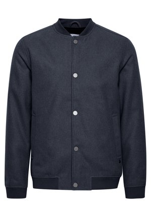 Giacca bomber blu scuro realizzata in tessuto morbido con colletto rotondo, bottoni a pressione frontali e polsini e orlo a coste. Presenta tasche laterali.
