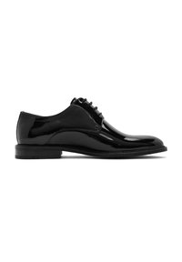 Chaussure habillée en cuir verni noir avec un bout arrondi, texture lisse, six œillets et un talon bas. Le design présente des accents de couture subtils.