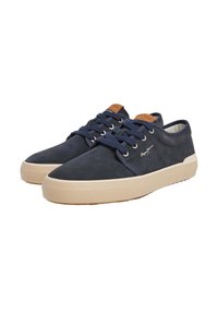 Sneakers in suede blu navy con punta rotonda, dettagli in pelle color cuoio, lacci blu e suola in gomma testurizzata. Presentano un logo sul lato.