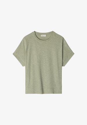 Koszulka z krótkim rękawem i okrągłym dekoltem w jasnym oliwkowym kolorze, wykonana z delikatnie fakturowanego materiału, z małą metką marki wewnątrz kołnierzyka.