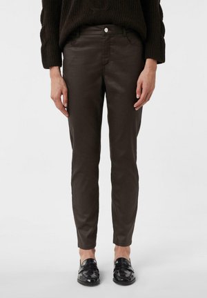 - Jeansy Slim Fit