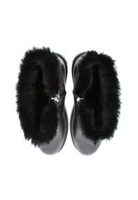 Czarne skórzane botki za kostkę z miękkim czarnym futerkiem w środku i zapięciem na zamek. Gładka tekstura, zaokrąglony czubek i solidna podeszwa.