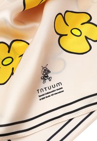 Šal iz kreme svile z velikimi rumenimi cvetovi s črnimi obrobami, grafiko čebele in črnimi črtastimi poudarki ob robu.