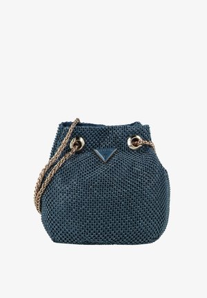 Sac seau bleu avec une surface texturée, une bandoulière en chaîne dorée et des œillets métalliques. Comprend une plaque logo et un design à sommet froncé.