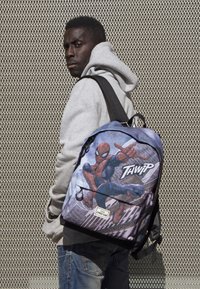 Karactermania SUPERHEROES MARVEL DC HIGH SCHOOL - Skolväska - rojo