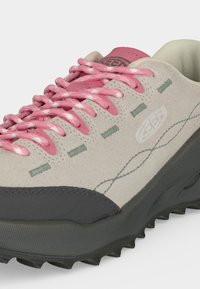 Ανοιχτό γκρι πεζοπορικό παπούτσι με κορδόνια ροζ με αστέρια, μαύρη σόλα και διακριτική πράσινη ραφή στο πλάι.