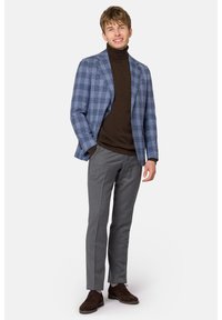 Niebieska w kratę marynarka, brązowy golf, szare spodnie i brązowe buty. Dopasowany krój o gładkiej teksturze, z eleganckim fasonem.