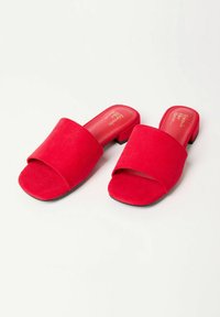 REGULAR FIT - LOW BLOCK HEEL FIT - Pantolette flach - red