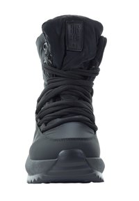 Czarny but z tworzywa sztucznego z wyściełanym kołnierzem, zaokrąglonym noskiem, teksturowaną podeszwą oraz widocznym logo na języku. Sznurowadła są mocno zaciągnięte.