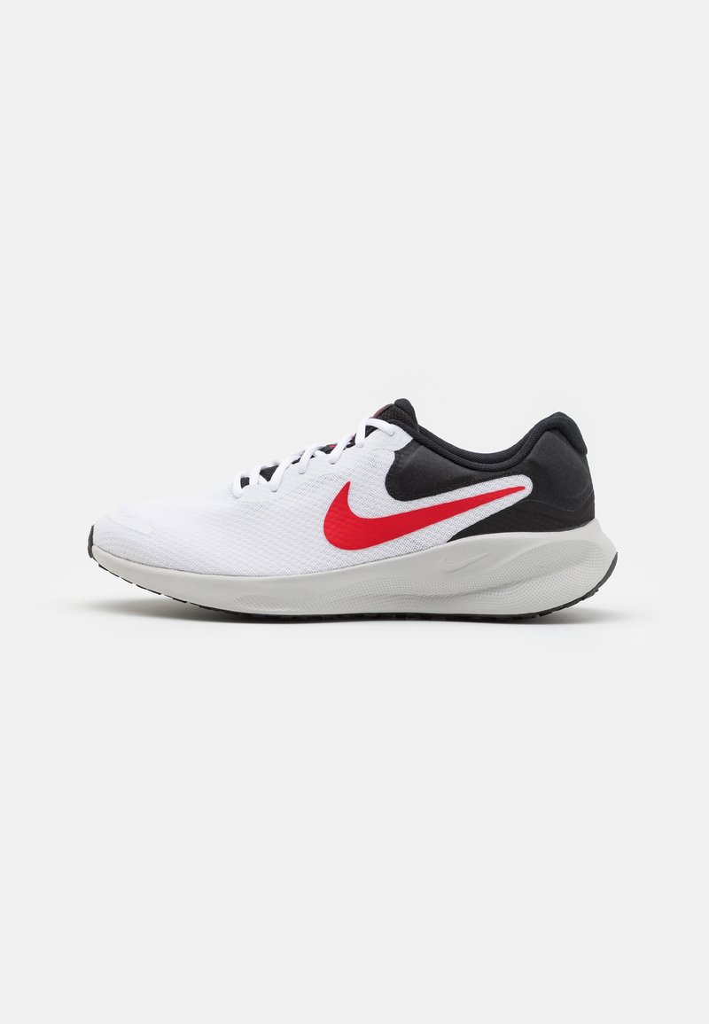 Chaussure de running blanche et noire avec logo swoosh rouge et lacets blancs vue de profil sur un fond uni.
