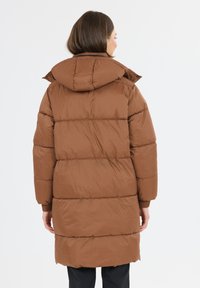 Brun vadderad jacka med huva, med horisontell sömnad, elastiska ärmmuddar och en medellång design för värme och komfort.