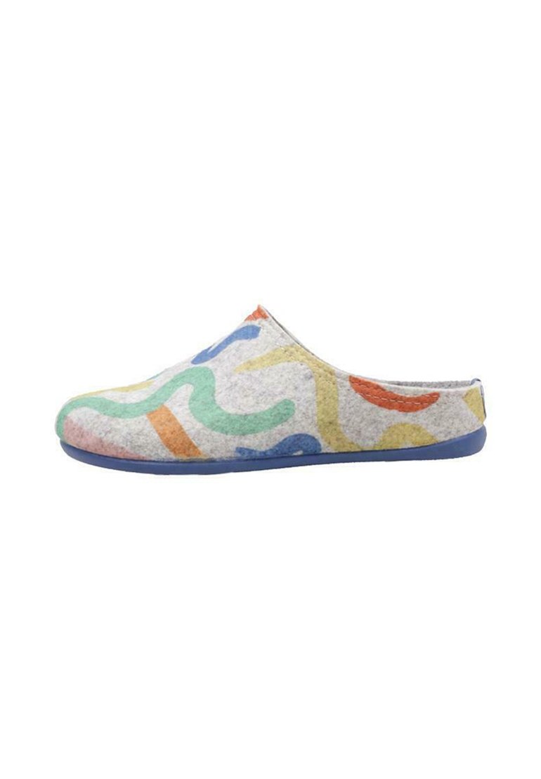 Zuecos de fieltro con una base gris suave, que presentan un patrón abstracto multicolor en acentos verde, naranja, azul y amarillo. Suela azul.