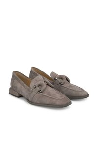 Graue Wildleder-Lockenschuhe mit spitzem Zehenbereich, verziert mit einem dekorativen Riemen und metallischen Akzenten. Niedriger Blockabsatz für Stabilität.