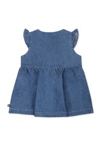 Abito in denim con gonna a ruota, dotato di maniche corte a volant, un corpetto aderente e una texture liscia. Il colore è un blu medio.