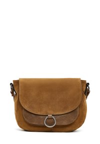 Borsa a tracolla in suede marrone con una patta rotonda e un accento in argento. Presenta una tasca in pelle sul davanti e una tracolla regolabile.