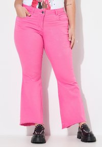 Vaqueros a campana - hibiscus pink