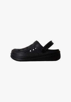 Sabot noir sans lacets avec bride au talon et trous de ventilation circulaires sur le dessus et les côtés, conçu pour un usage décontracté.