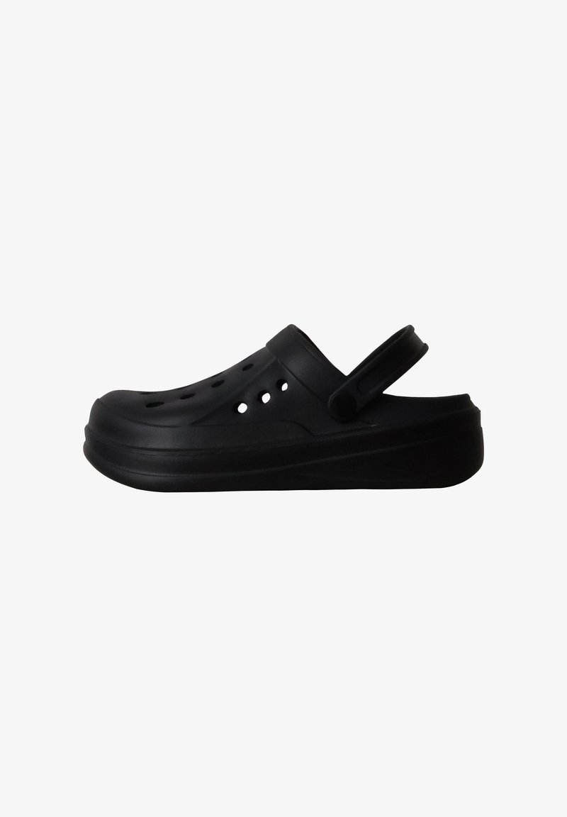 Sabot noir sans lacets avec bride au talon et trous de ventilation circulaires sur le dessus et les côtés, conçu pour un usage décontracté.