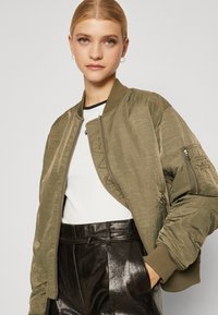 Samsøe Samsøe Pilotska jakna - dusty olive