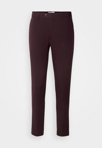 Pantalon habillé marron foncé ajusté avec fermeture avant par bouton et zip, passants pour ceinture et plis repassés sur chaque jambe.