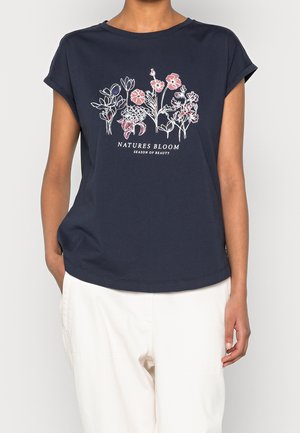 Granatowa koszulka wykonana z bawełny o luźnym kroju, z kwiatowymi grafikami w kolorze różowym i białym oraz napisem "BLOOM NATURY" poniżej.