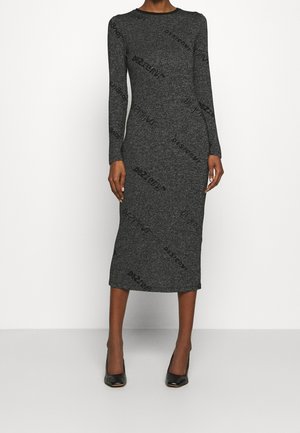 Dunkelgraues, langärmeliges, figurbetontes Midi-Kleid, getragen mit schwarzen High Heels, gezeigt an einer stehenden Person vor weißem Hintergrund.