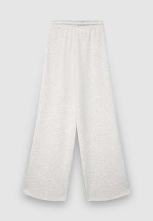 Pantaloni a gamba larga grigio chiaro in tessuto morbido. Presentano una cintura elastica e una superficie liscia e strutturata senza dettagli aggiuntivi.
