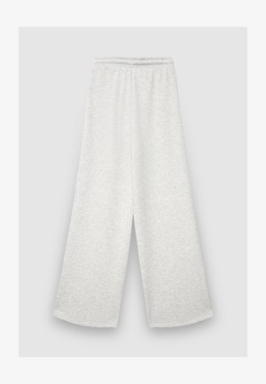 Pantaloni a gamba larga grigio chiaro in tessuto morbido. Presentano una cintura elastica e una superficie liscia e strutturata senza dettagli aggiuntivi.