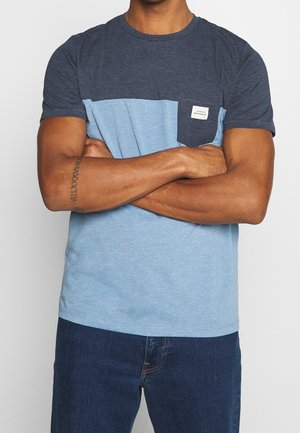 Koszulka z krótkim rękawem w kolorze granatowym i jasnoniebieskim, z okrągłym dekoltem i kieszonką na piersi z metką.