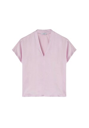 Jasnoróżowa bluzka z krótkim rękawem, dekoltem w serek i luźnym krojem, prezentowana na białym tle.