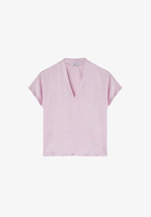 Hellrosa Bluse mit kurzen Ärmeln, V-Ausschnitt und lockerer Passform, dargestellt vor weißem Hintergrund.