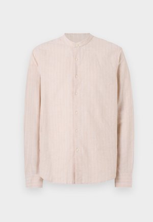 Jasnoróżowa koszula z button-up z kołnierzem w formie stójki, z pionowymi białymi paskami, długimi rękawami i prostym dołem. Tkanina wydaje się być teksturowana.